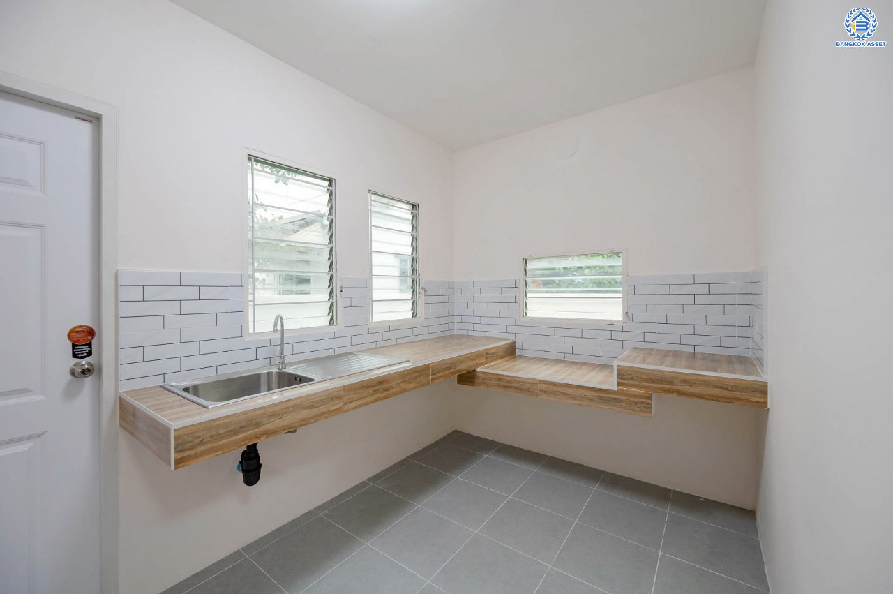 บ้านมือสองตกแต่งใหม่ โครงการ พฤกษ์ลดา พุทธสาคร จากแบรนด์ LH ตัวบ้านใกล้สวนสาธารณะ รองรับทุกความสุขบนเนื้อที่ 53.9 ตร.ว. ฟังก์ชัน 3 ห้องนอน 3 ห้องน้ำ จอดรถได้ 2 คัน เชื่อมต่อถนนเพชรเกษม, ถนนพุทธมณฑลสาย4, ถนนบรมราชชนนี ใกล้รถไฟฟ้าสายสีน้ำเงิน "สถานีหลักสอง" และ The Mall บางแค